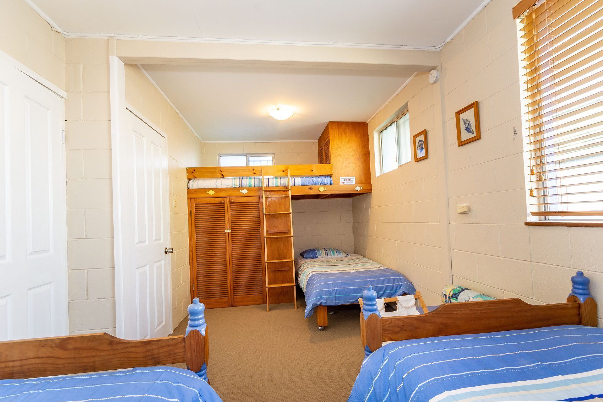 Bribie Beach House, Waterfront Directly Across the Road - Solander Esp, Banksia Beach