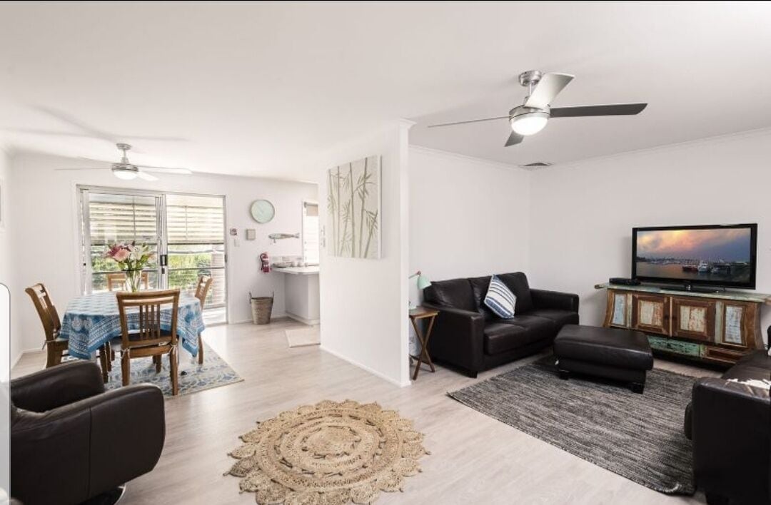 Cooloola Cove Stylish Guest House  Breakfast Unlimited Wifi Netfix