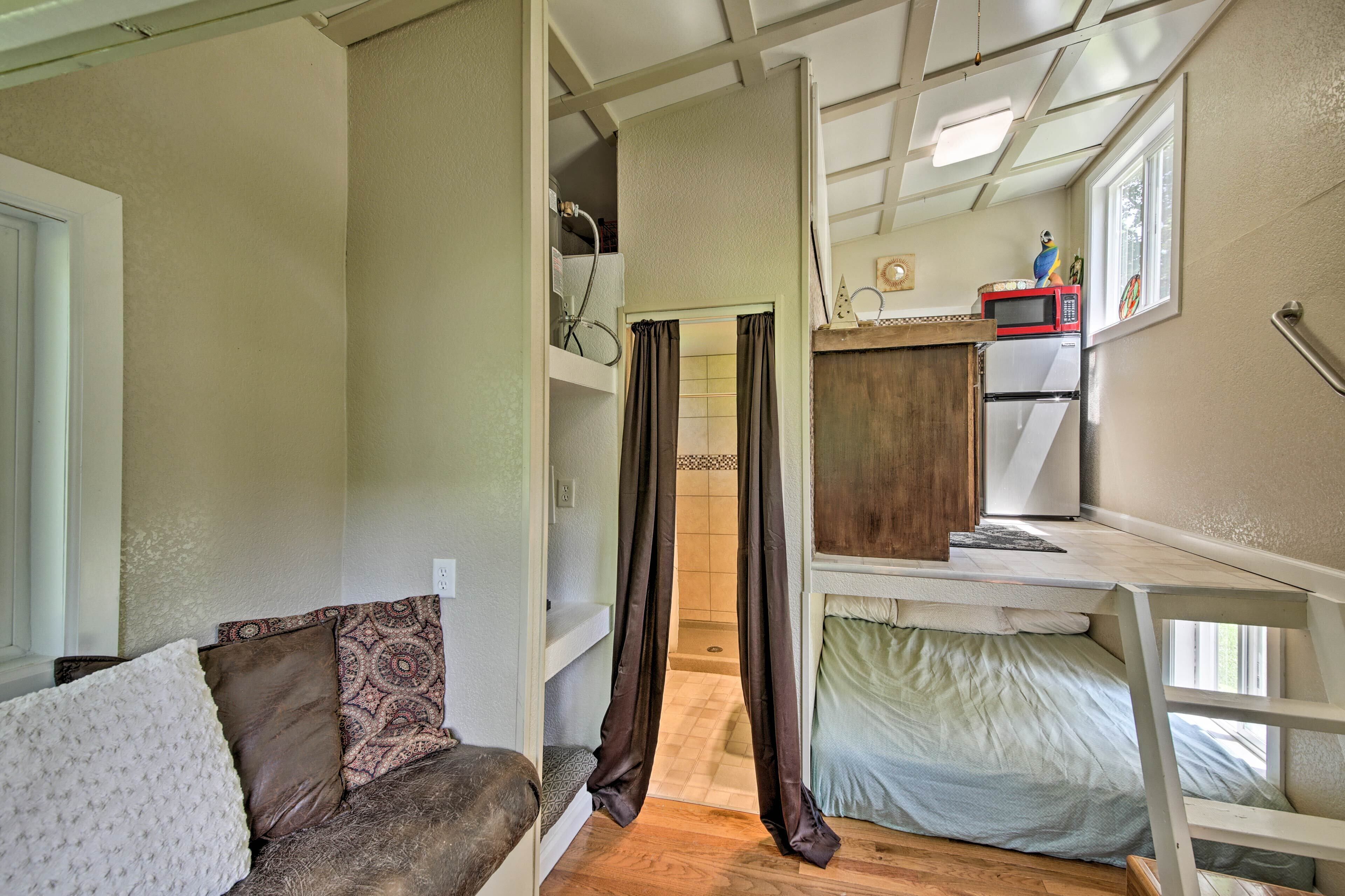 Greencastle Tiny House, Walk to Raccoon Lake! in Terre Haute, United States
