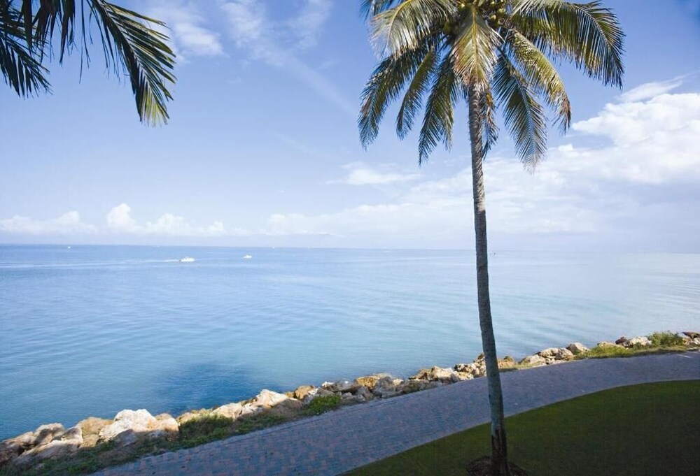 Awesome Unit near the Beach! 3 Pools, Waterslides, Tennis, Golf, Parking