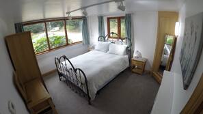 2 bedrooms, iron/ironing board, Internet, linens