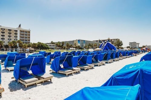 BEACH VACAY! 3 TROPICAL UNITS, POOL, WATER SLIDES!