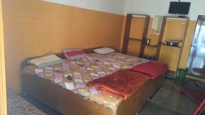 In-room safe, iron/ironing board, bed sheets