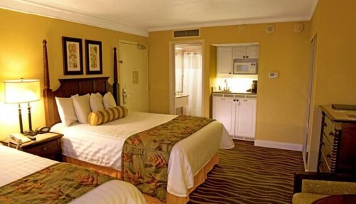 RIGHT ON THE BEACH! FOUR COMFY UNITS FOR 16, POOL