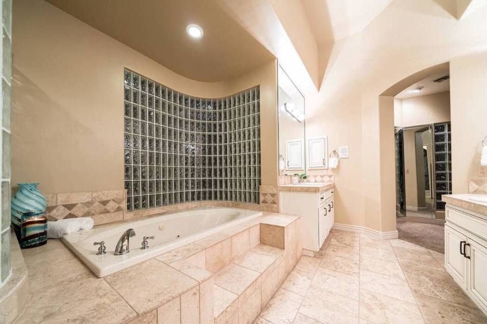 The Tropical Estate -  - Close to the strip - ASK ABOUT OUR SPECIAL!!