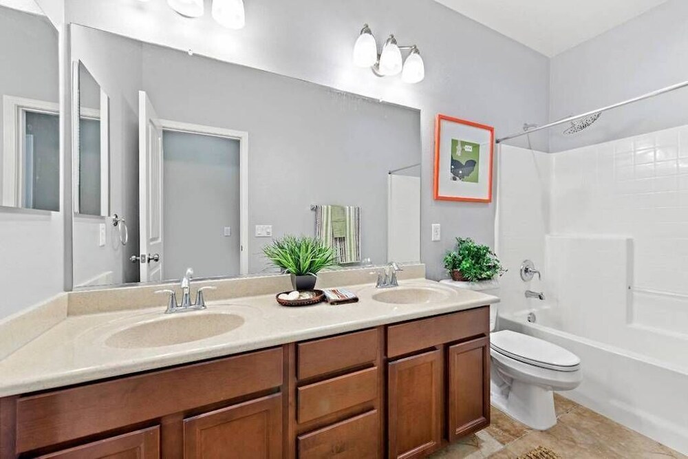 The Tropical Estate -  - Close to the strip - ASK ABOUT OUR SPECIAL!!