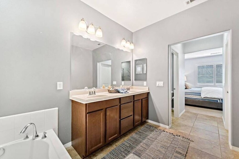 The Tropical Estate -  - Close to the strip - ASK ABOUT OUR SPECIAL!!