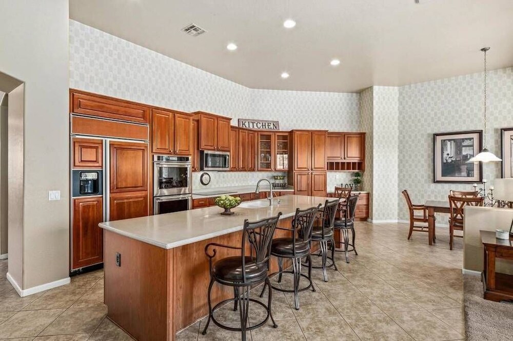 The Tropical Estate -  - Close to the strip - ASK ABOUT OUR SPECIAL!!