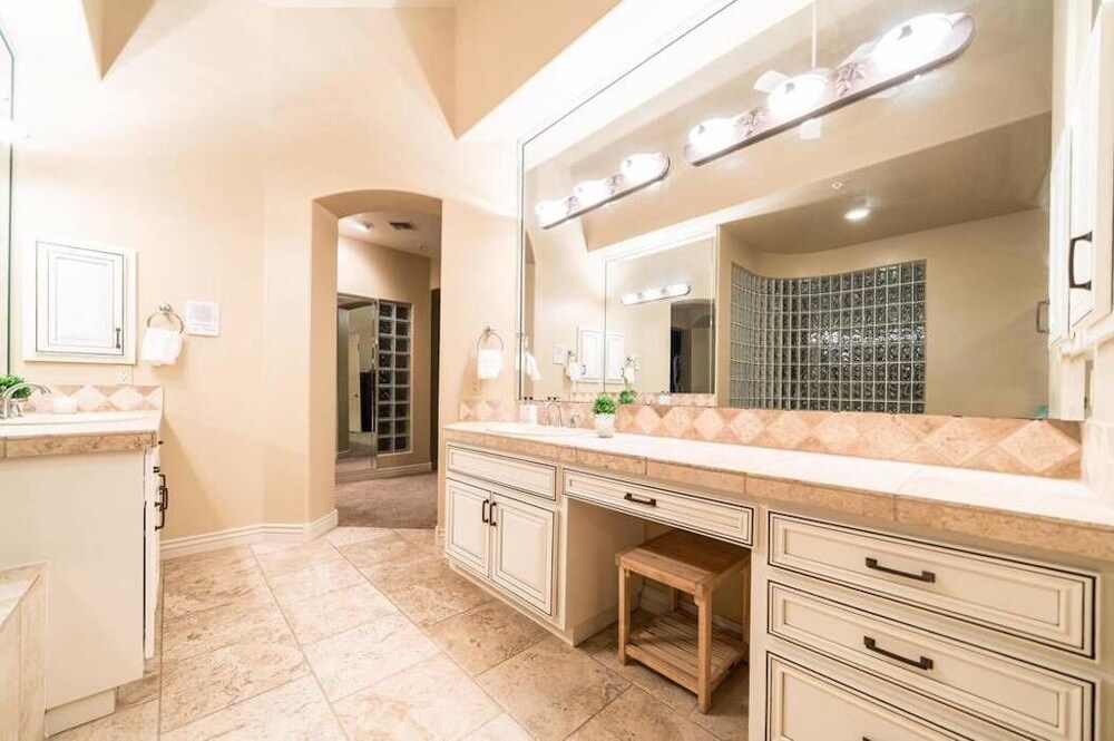 The Tropical Estate -  - Close to the strip - ASK ABOUT OUR SPECIAL!!