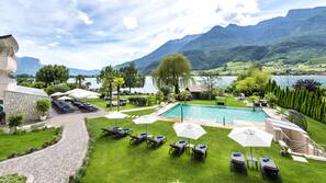 Innenpool, Außenpool, Sonnenschirme