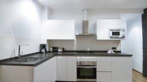 Full-size fridge, microwave, oven, stovetop