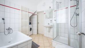 Badewanne und Dusche (separat)