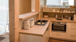 Kühlschrank, Ofen, Herd, Wasserkocher mit Kaffee-/Teezubehör