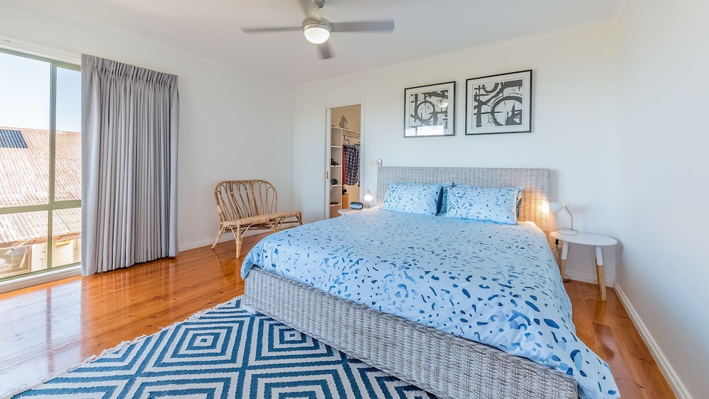 Beach Views ON Beilby - Free Wifi & Foxtel - PET Friendly