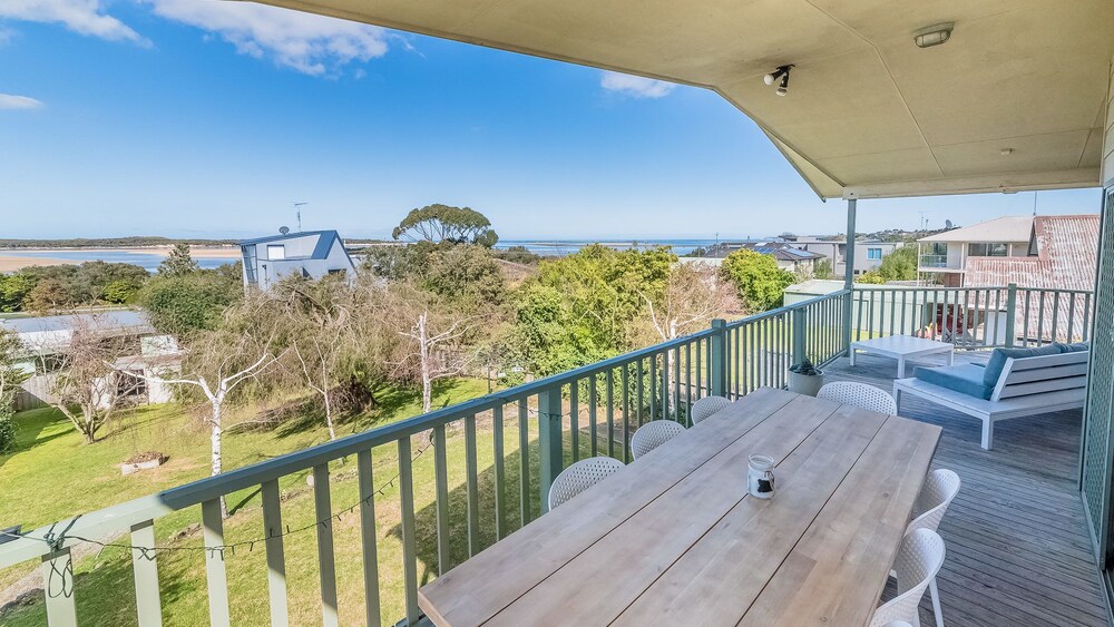 Beach Views ON Beilby - Free Wifi & Foxtel - PET Friendly