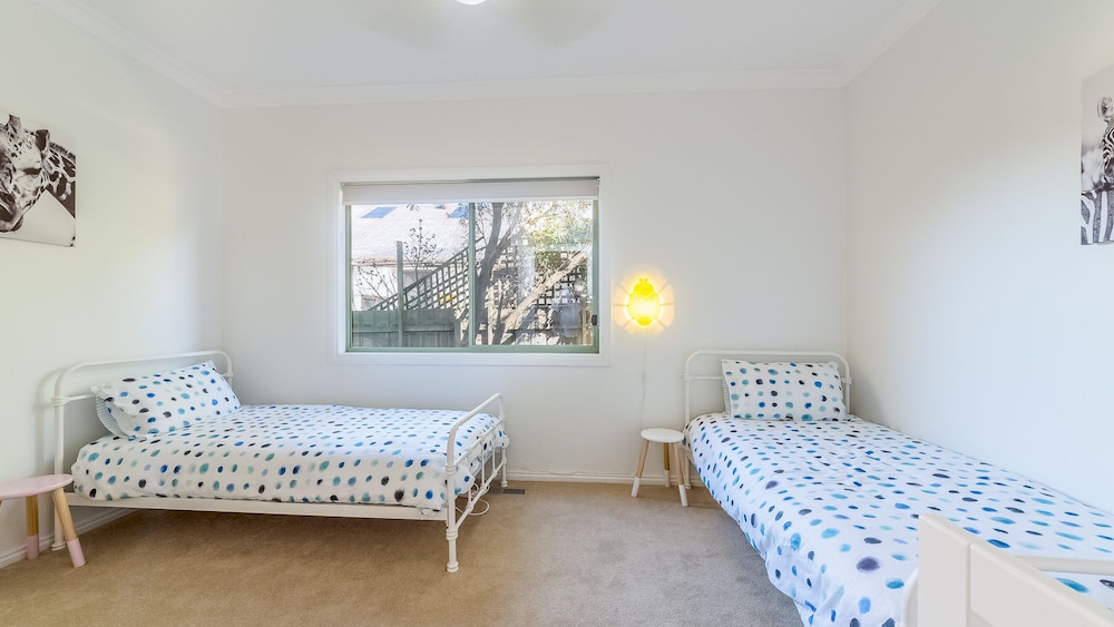 Beach Views ON Beilby - Free Wifi & Foxtel - PET Friendly