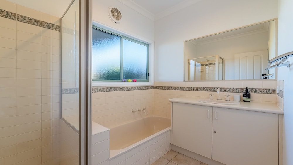 Beach Views ON Beilby - Free Wifi & Foxtel - PET Friendly