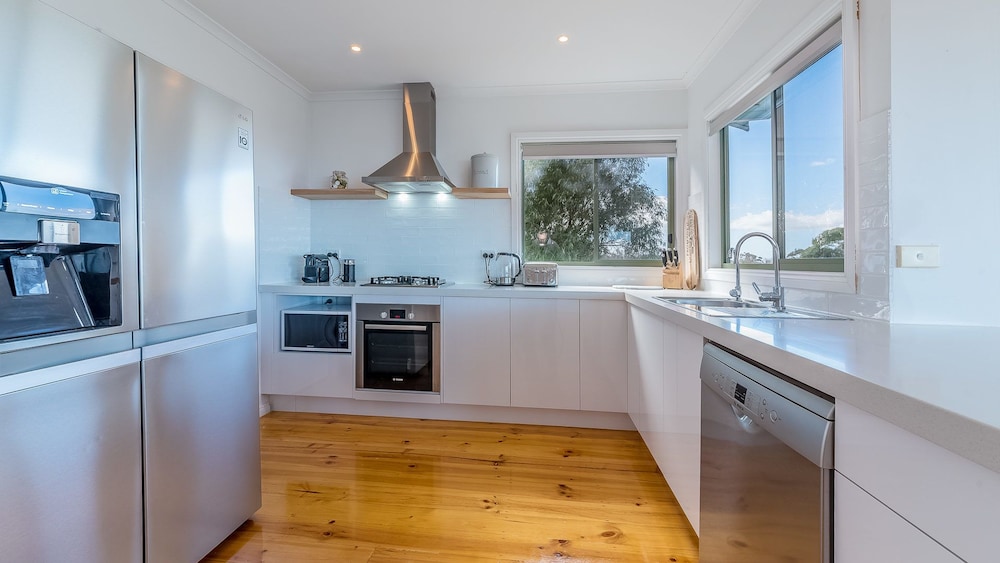 Beach Views ON Beilby - Free Wifi & Foxtel - PET Friendly