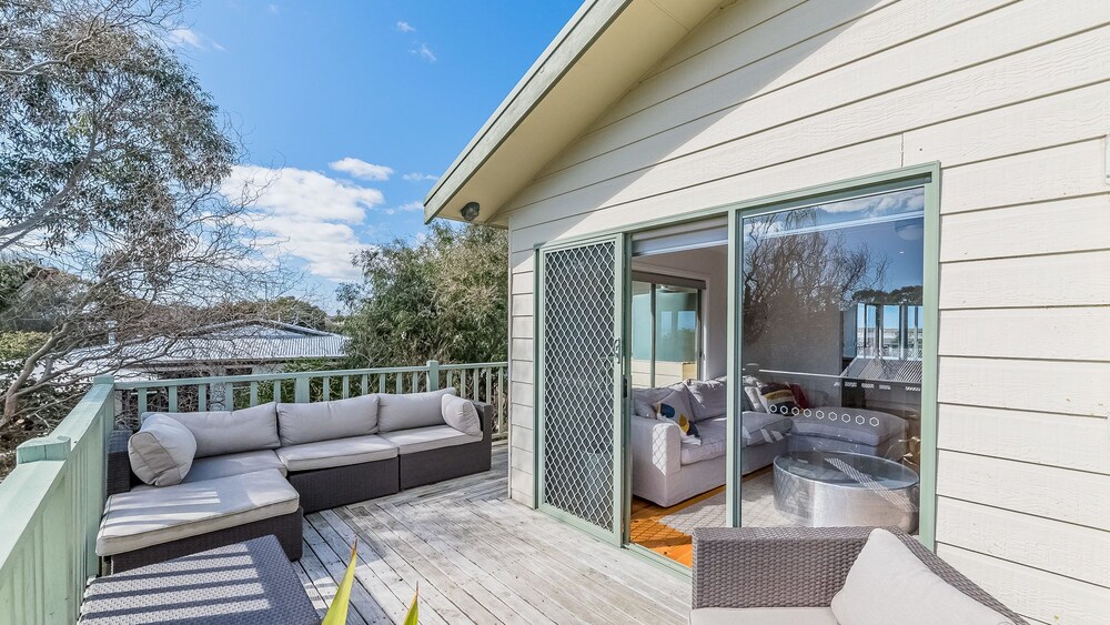 Beach Views ON Beilby - Free Wifi & Foxtel - PET Friendly