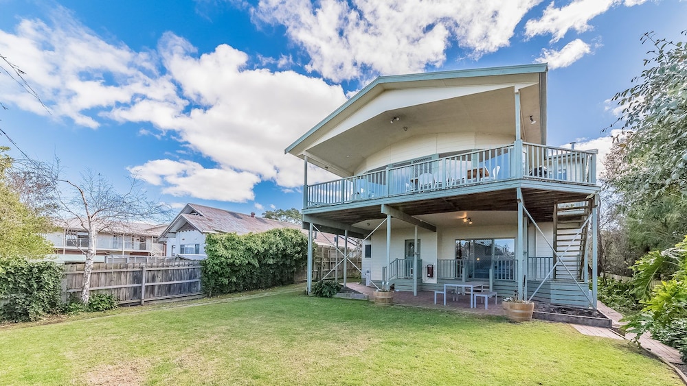 Beach Views ON Beilby - Free Wifi & Foxtel - PET Friendly