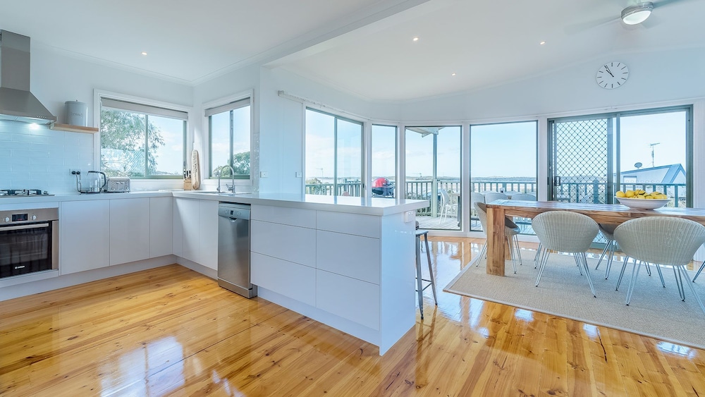 Beach Views ON Beilby - Free Wifi & Foxtel - PET Friendly