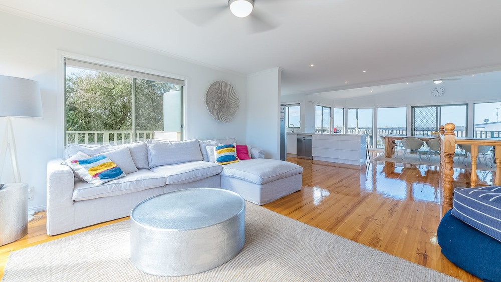 Beach Views ON Beilby - Free Wifi & Foxtel - PET Friendly