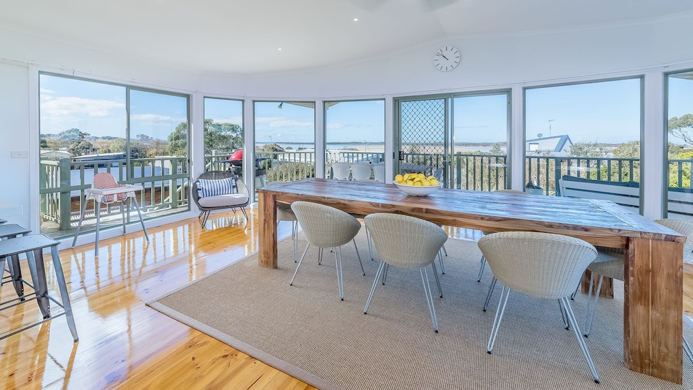 Beach Views ON Beilby - Free Wifi & Foxtel - PET Friendly