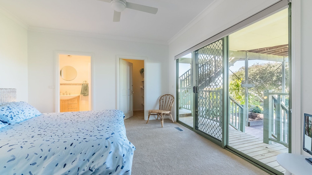 Beach Views ON Beilby - Free Wifi & Foxtel - PET Friendly