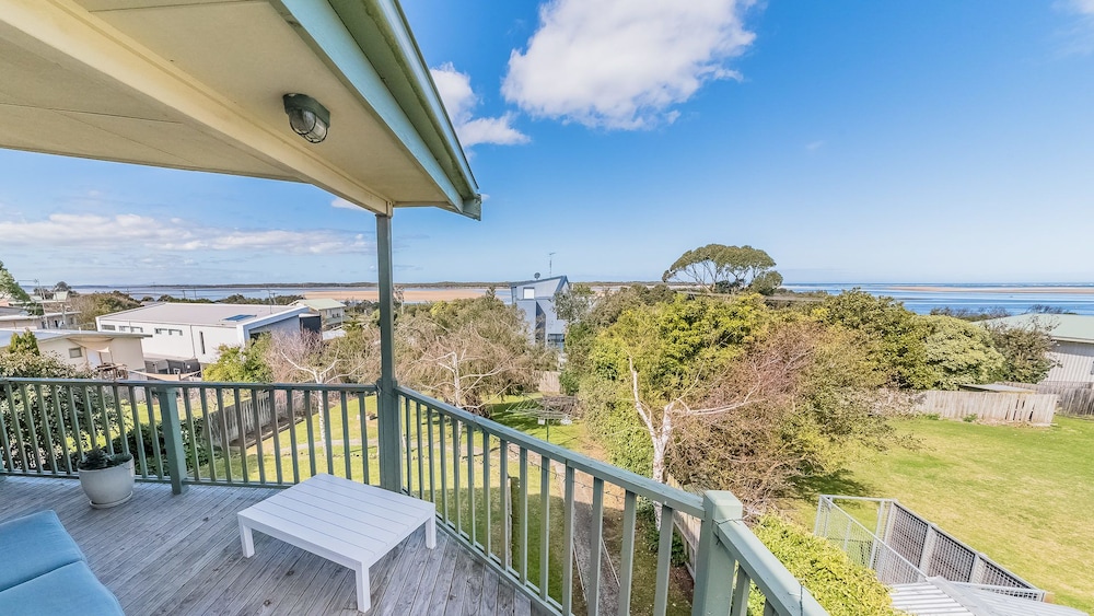 Beach Views ON Beilby - Free Wifi & Foxtel - PET Friendly