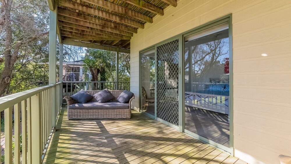 Beach Views ON Beilby - Free Wifi & Foxtel - PET Friendly