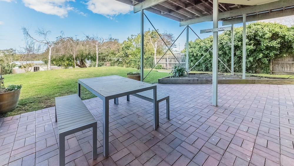 Beach Views ON Beilby - Free Wifi & Foxtel - PET Friendly