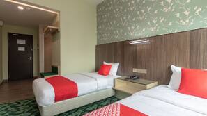 Desk, soundproofing, free WiFi, linens