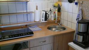 Kühlschrank, Mikrowelle, Herd, Wasserkocher mit Kaffee-/Teezubehör