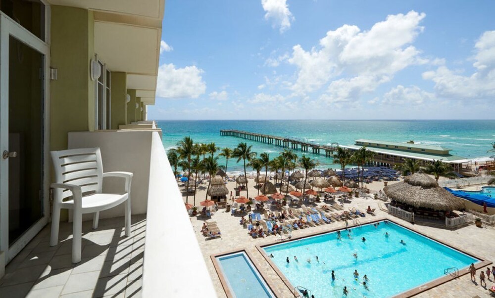 AWESOME FAMILY AND FRIENDS GETAWAY! ONE GREAT SUITE WITH A KING CITY VIEW, POOL!