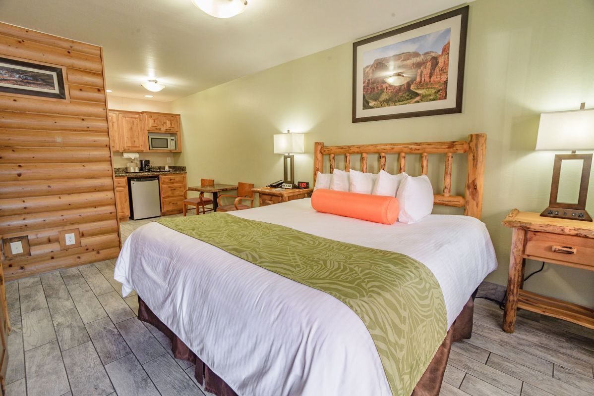 Great Adventure Awaits Park, Pool, HOT TUB FOR 3 in Springdale, United States