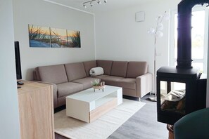 Marina Müritz Apartment Waterside | Living area | 40-inch TV with satellite channels