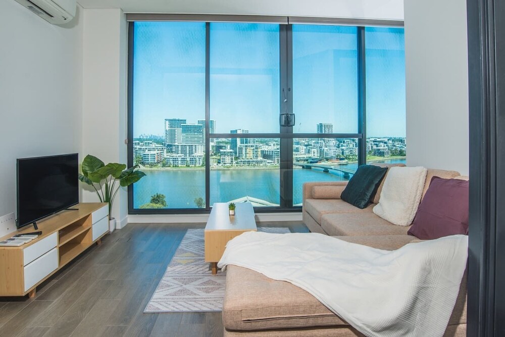 Stunning Waterview Stylish Waterfront Apt In WWP