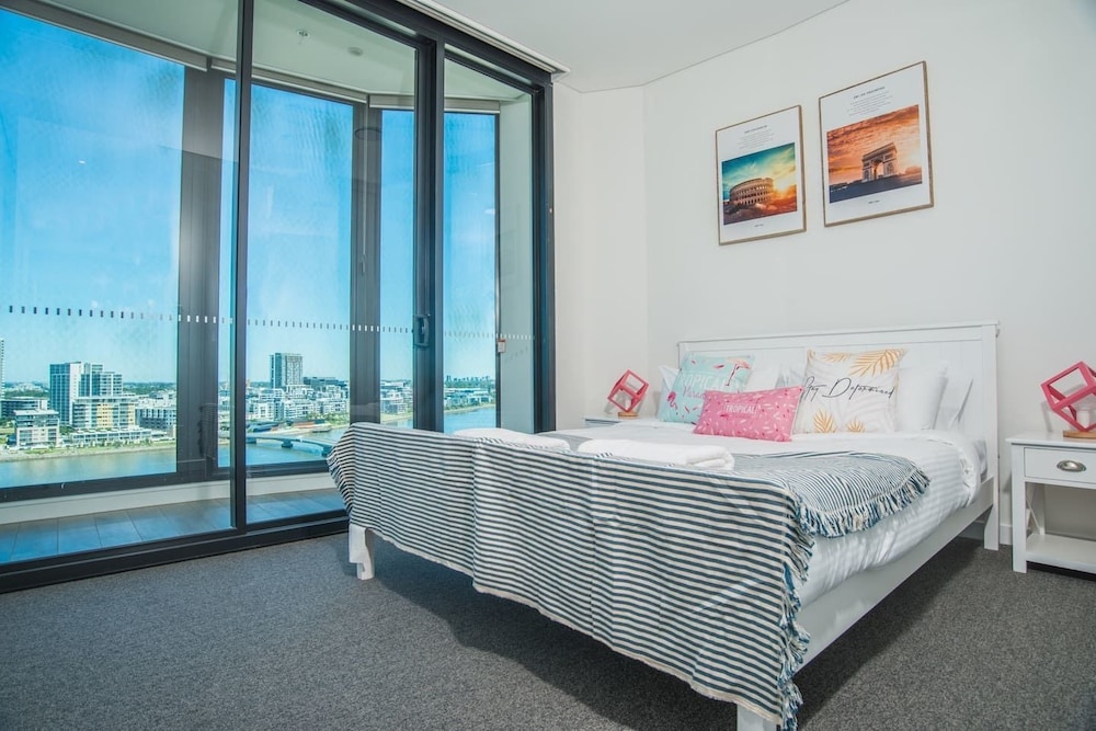 Stunning Waterview Stylish Waterfront Apt In WWP