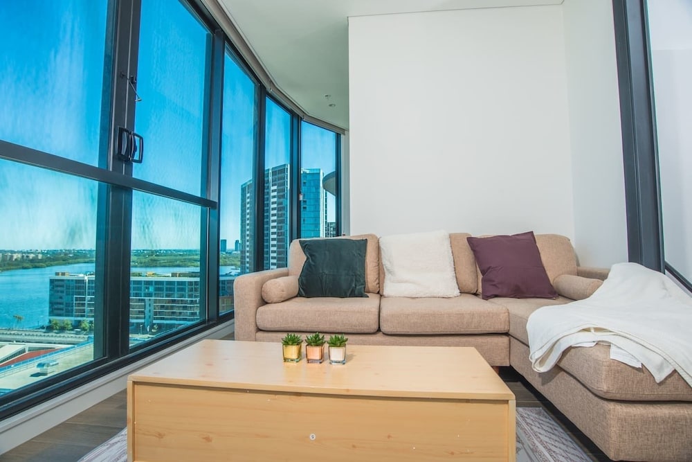 Stunning Waterview Stylish Waterfront Apt In WWP