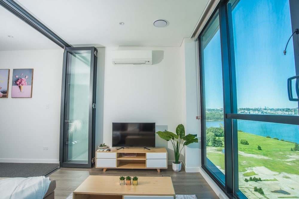 Stunning Waterview Stylish Waterfront Apt In WWP