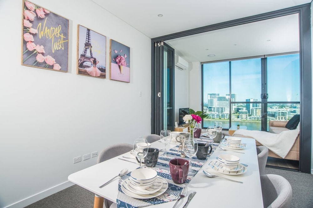 Stunning Waterview Stylish Waterfront Apt In WWP