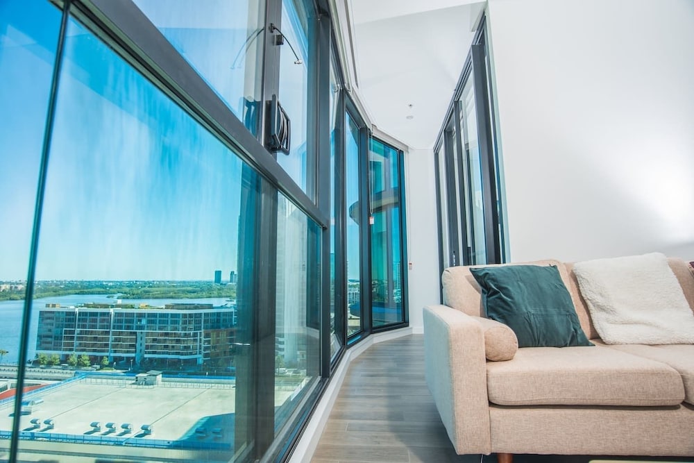 Stunning Waterview Stylish Waterfront Apt In WWP