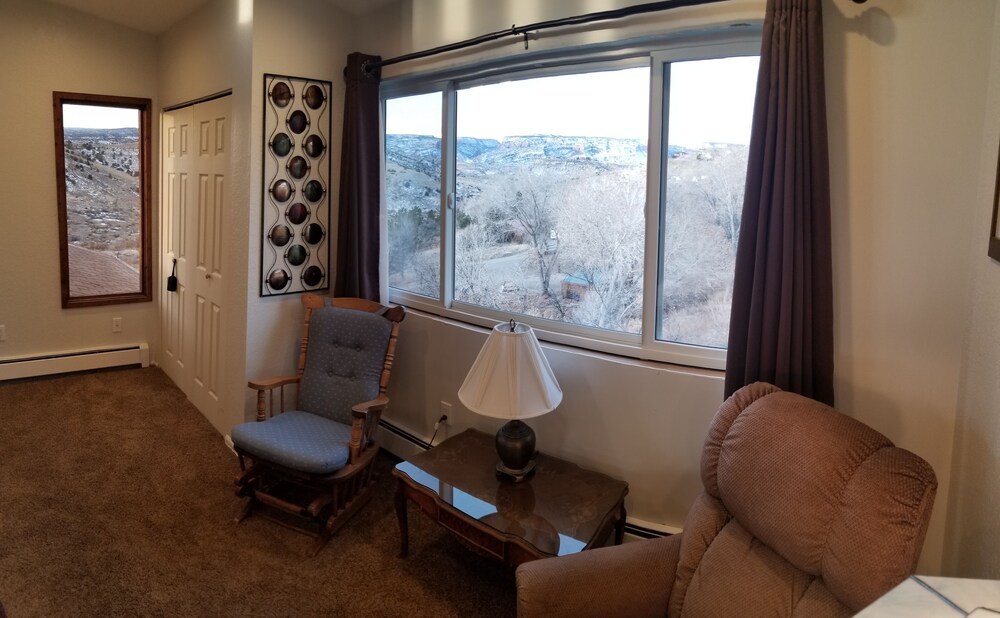 Location, Views!  5 Bed 5 Bath, Pool Table Close to Town and Nat'l. Monument