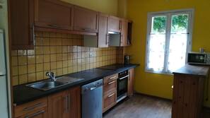 Réfrigérateur, micro-ondes, fourneau de cuisine, lave-vaisselle