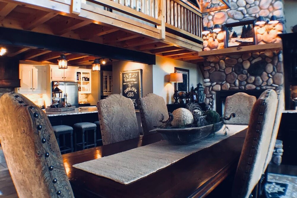 The Rustic Barr Oak Lodge Retreat is a peaceful place to relax and