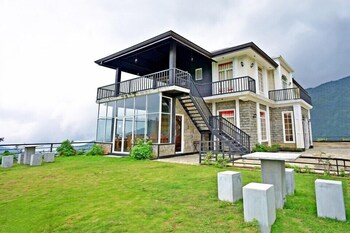 Oyo 261 Falcon Tea Garden Hotel Reviews Photos Rates Ebookers Com