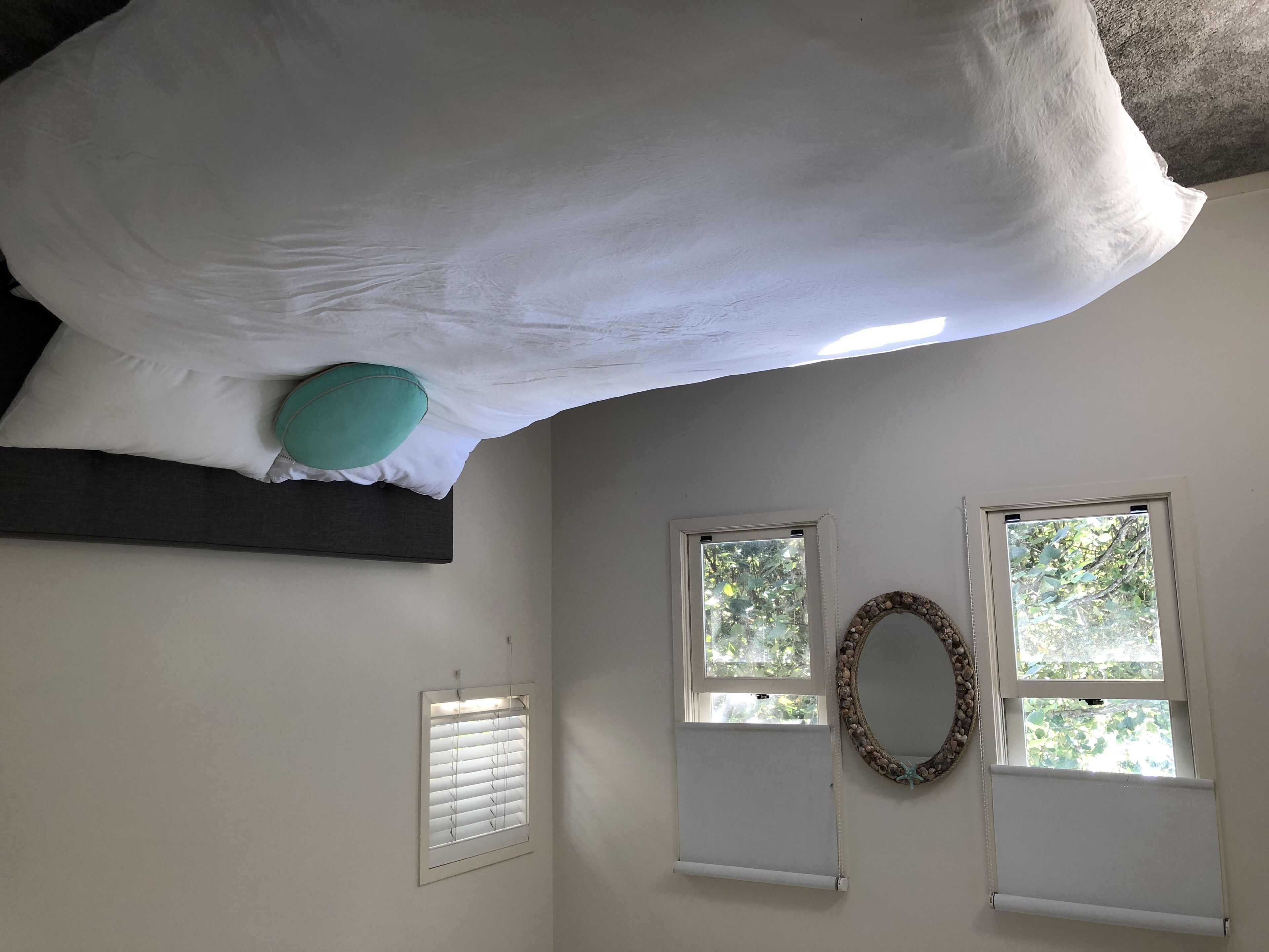 Modern 3 Bedroom, 2 1/2 bath Townhouse 2 minute walk to the beach!