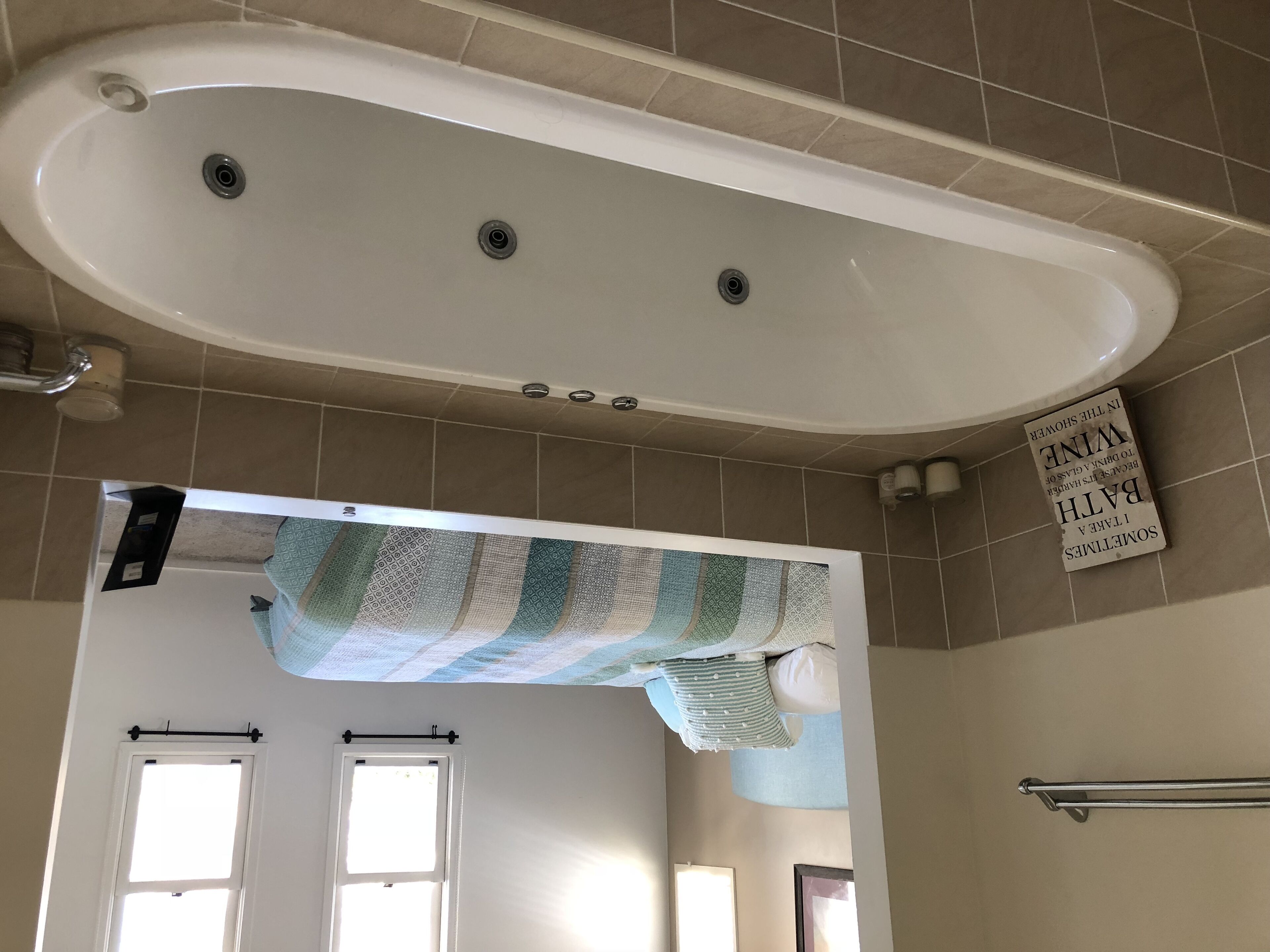 Modern 3 Bedroom, 2 1/2 bath Townhouse 2 minute walk to the beach!