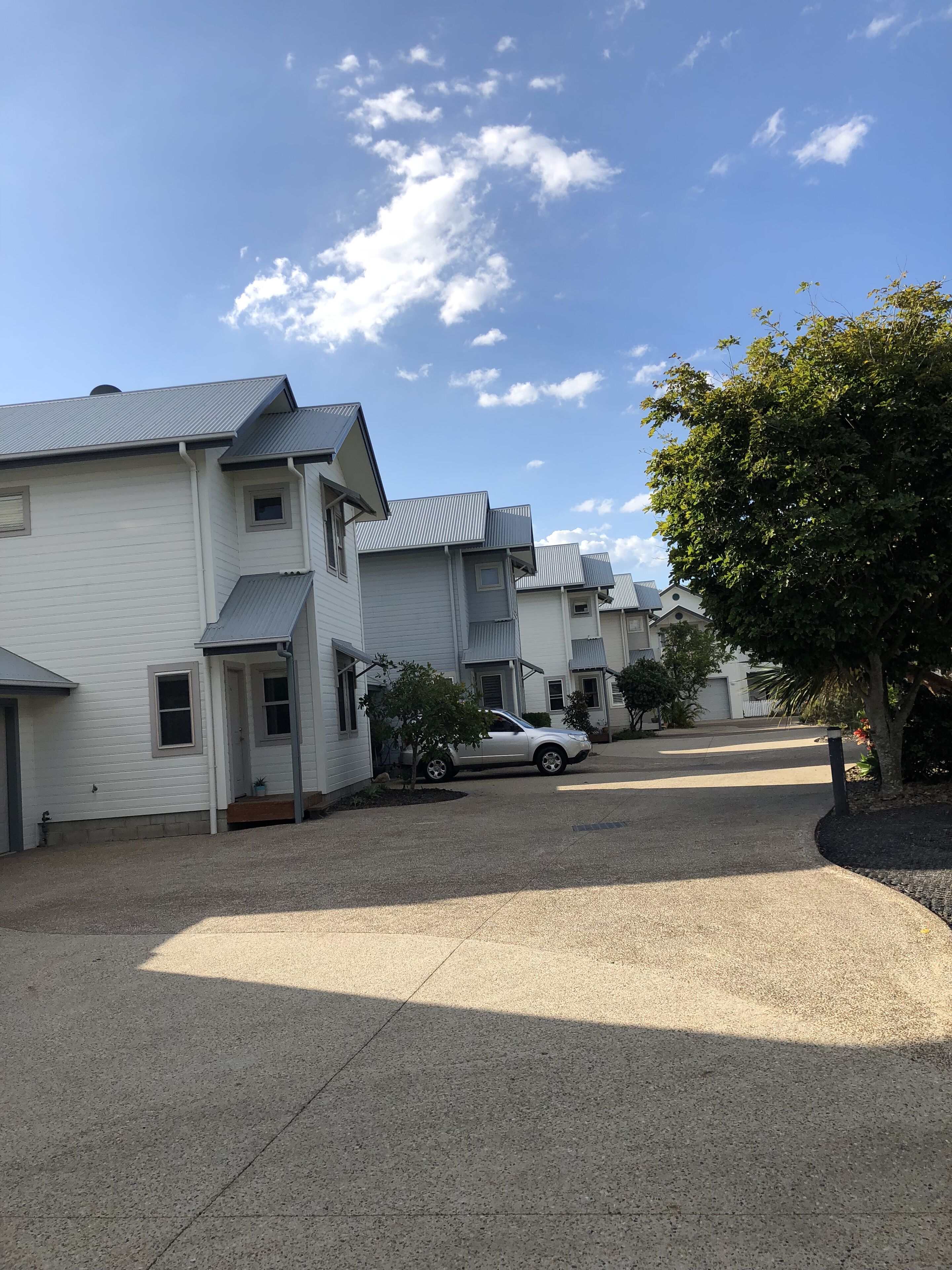 Modern 3 Bedroom, 2 1/2 bath Townhouse 2 minute walk to the beach!