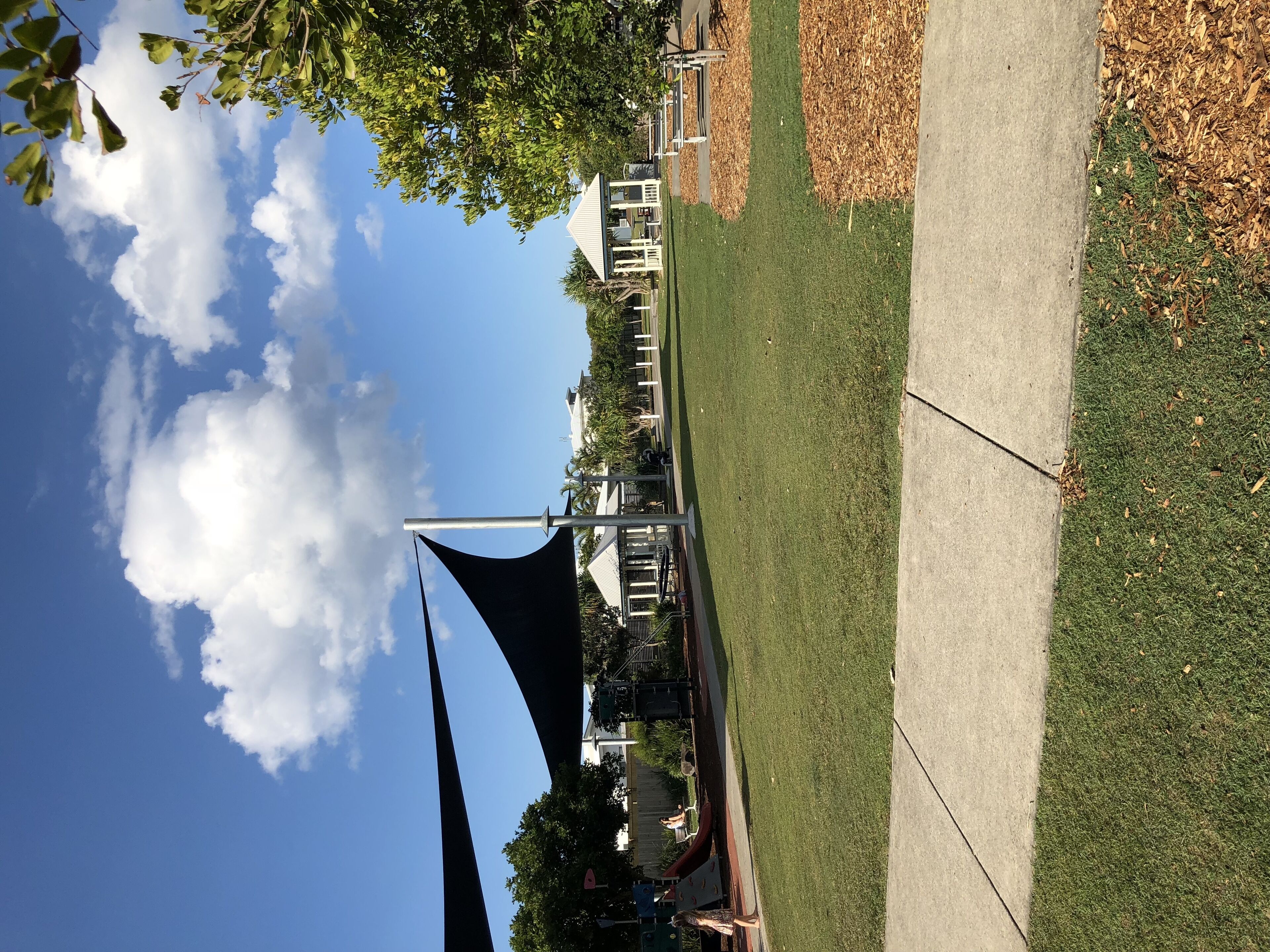 Modern 3 Bedroom, 2 1/2 bath Townhouse 2 minute walk to the beach!